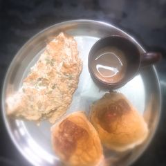 A picture of Sweet Maska Bun with omelette and tea.