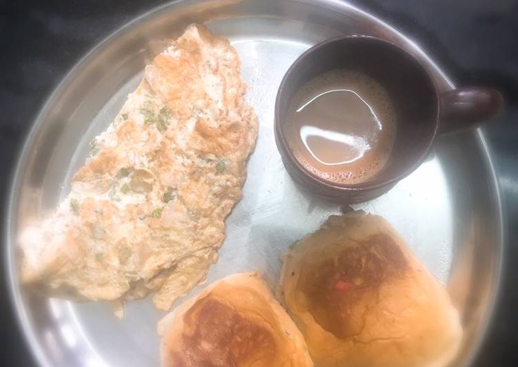 Sweet Maska Bun with omelette and tea