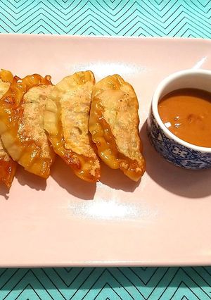Una foto de Gyozas de pollo, calabacín y cebolleta