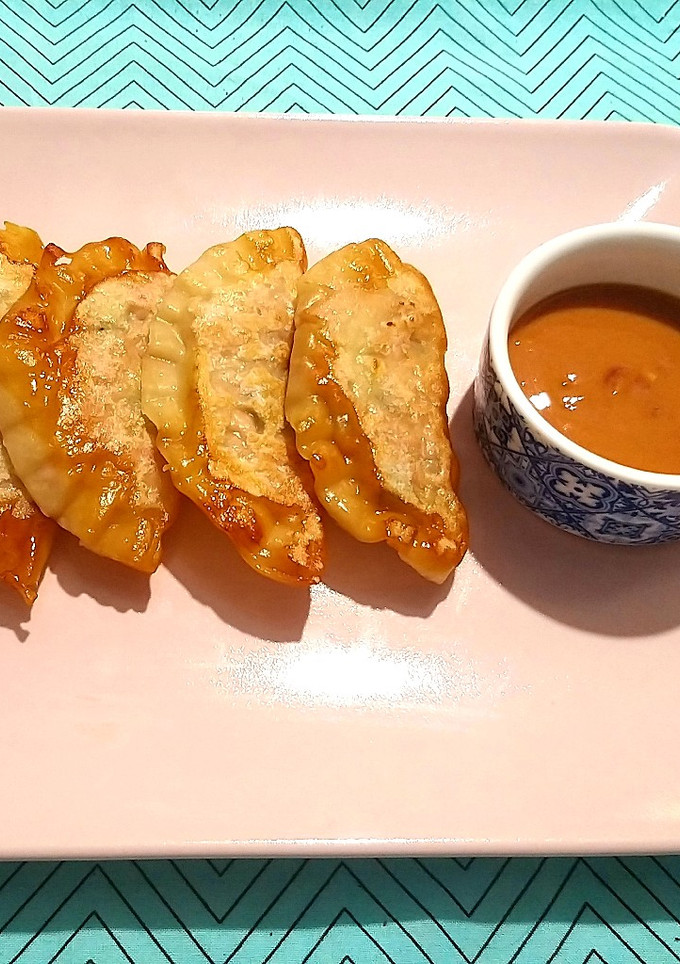 Una foto de Gyozas de pollo, calabacín y cebolleta