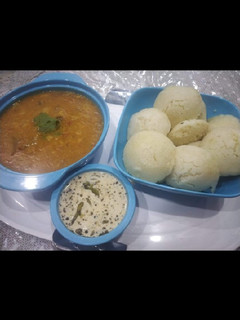 इडली सांबर और नारियल की चटनी (idli sambar aur nariyal ki chutney recipe in Hindi) रेसिपी मुख्य फोटो