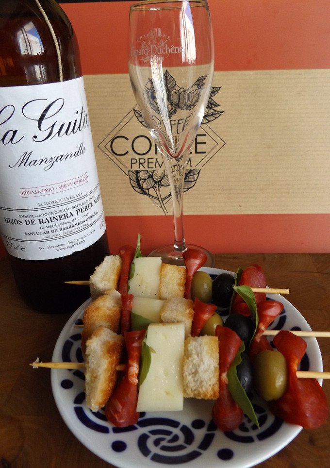 Una foto de Brochetas de queso y chorizo colorado
