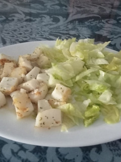 Una foto de Sepia a la plancha con ensalada