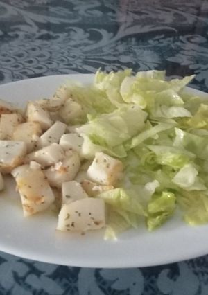 Una foto de Sepia a la plancha con ensalada
