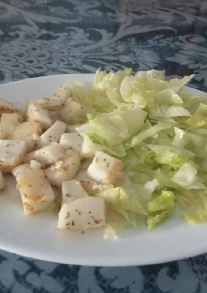 Una foto de Sepia a la plancha con ensalada