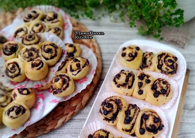 Roti Roll isian coklat keju