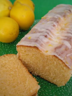 Una foto de Cake de limón con glaseado 🍋