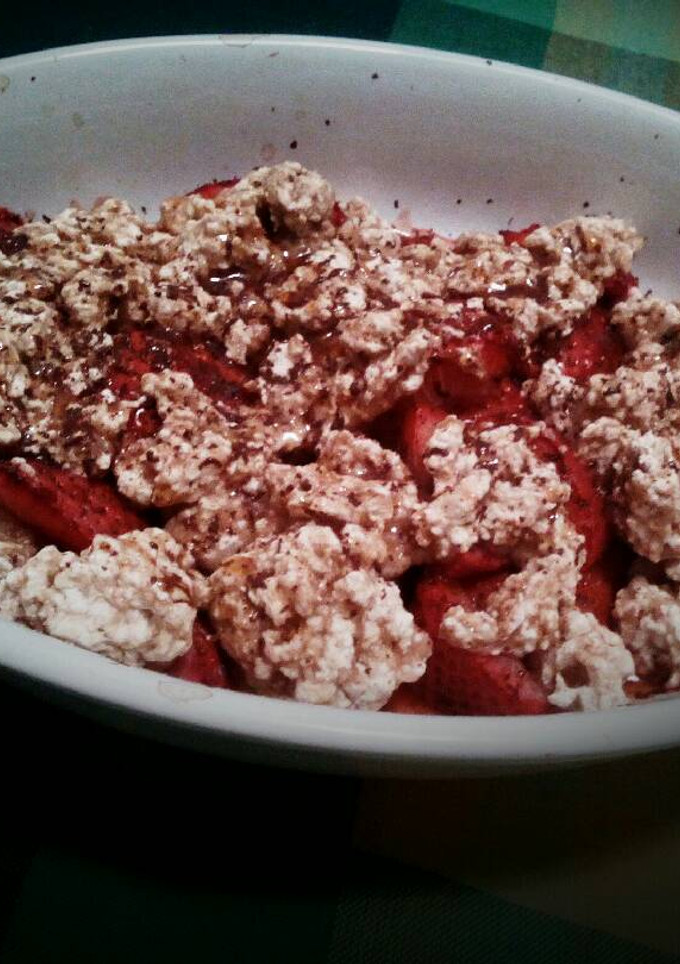 Una foto de Crumble de fresas