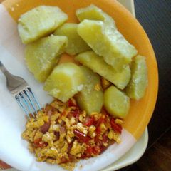 A picture of Boiled potatoes with fried eggs.