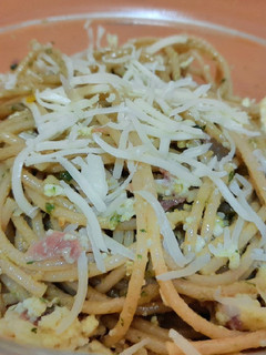 Una foto de Espaguetis con pesto de anacardos, huevo y jamón