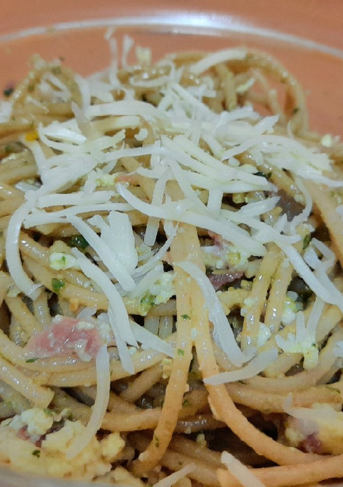Una foto de Espaguetis con pesto de anacardos, huevo y jamón