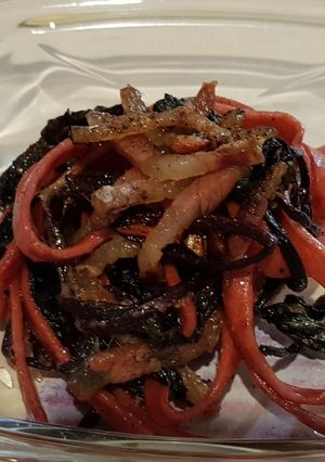 Foto di Fettuccine di rapa rossa di semola rimacinata con cimette di rapa