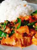 ผัดพริกแกงหมูกรอบใส่นมสด