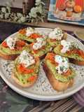 Toasts Gourmands au Saumon Fumé, Guacamole & Burrata