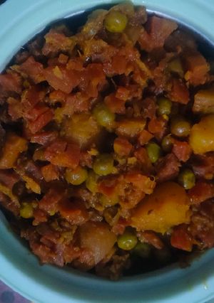 गाजर मटर और आलू की सब्जी (gajar matar aur aloo ki sabzi recipe in Hindi) रेसिपी मुख्य फोटो