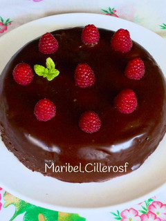 Una foto de Bizcocho de chocolate y remolacha, cubierto de ganache de chocolate negro y frambuesas (En microondas)