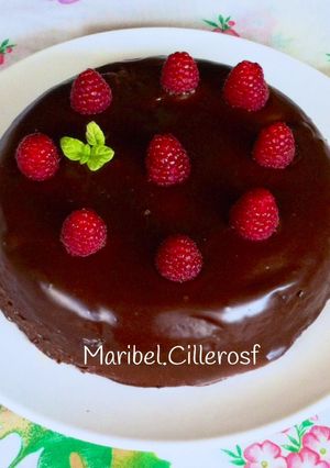 Una foto de Bizcocho de chocolate y remolacha, cubierto de ganache de chocolate negro y frambuesas (En microondas)