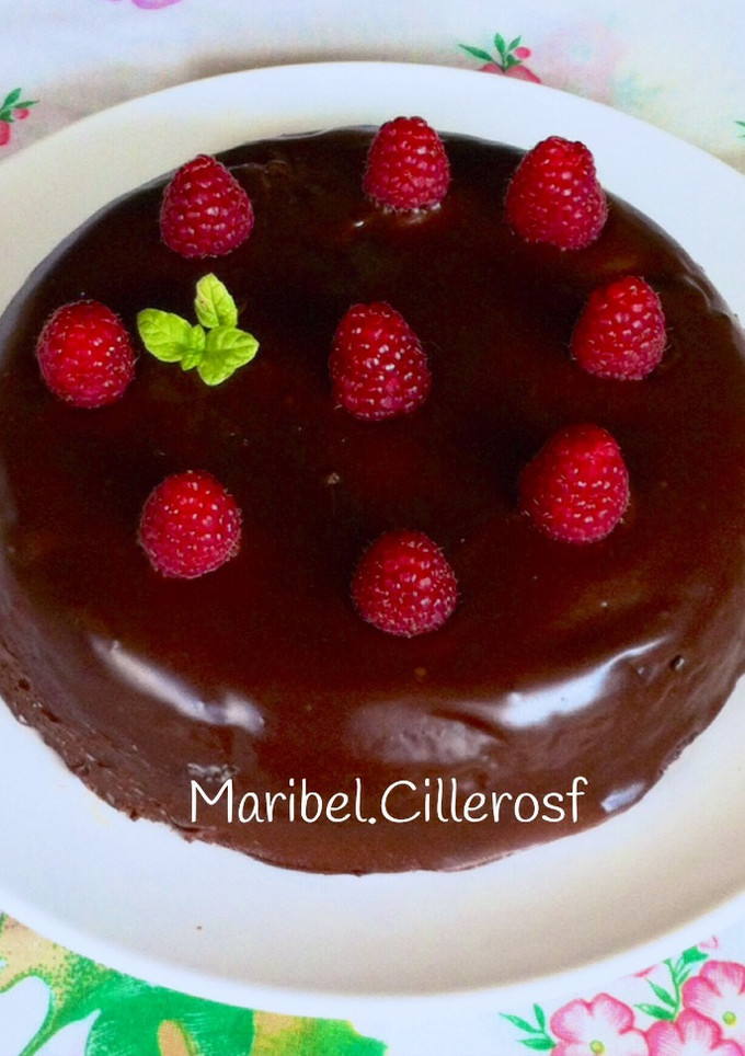 Una foto de Bizcocho de chocolate y remolacha, cubierto de ganache de chocolate negro y frambuesas (En microondas)