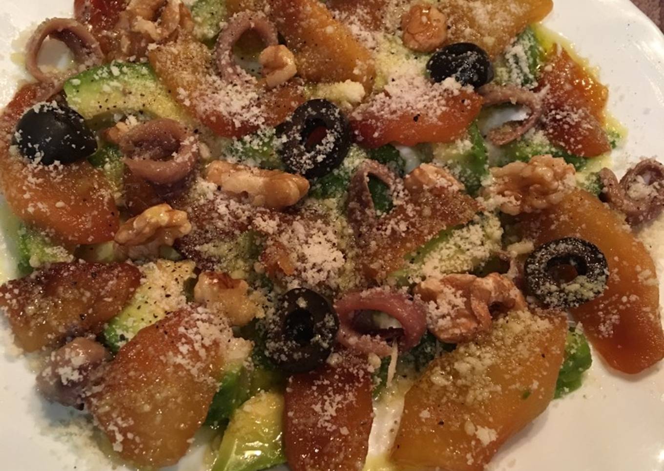 Ensalada de aguacate con manzana caramelizada, anchoas y nueces