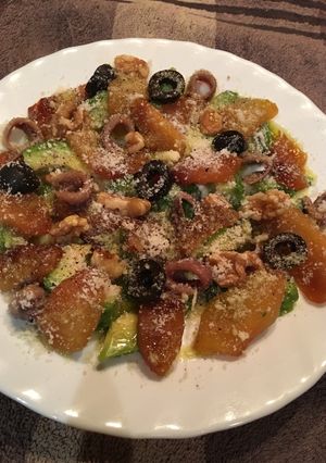 Una foto de Ensalada de aguacate con manzana caramelizada, anchoas y nueces