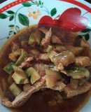 Bisteck con calabacitas en pasilla.