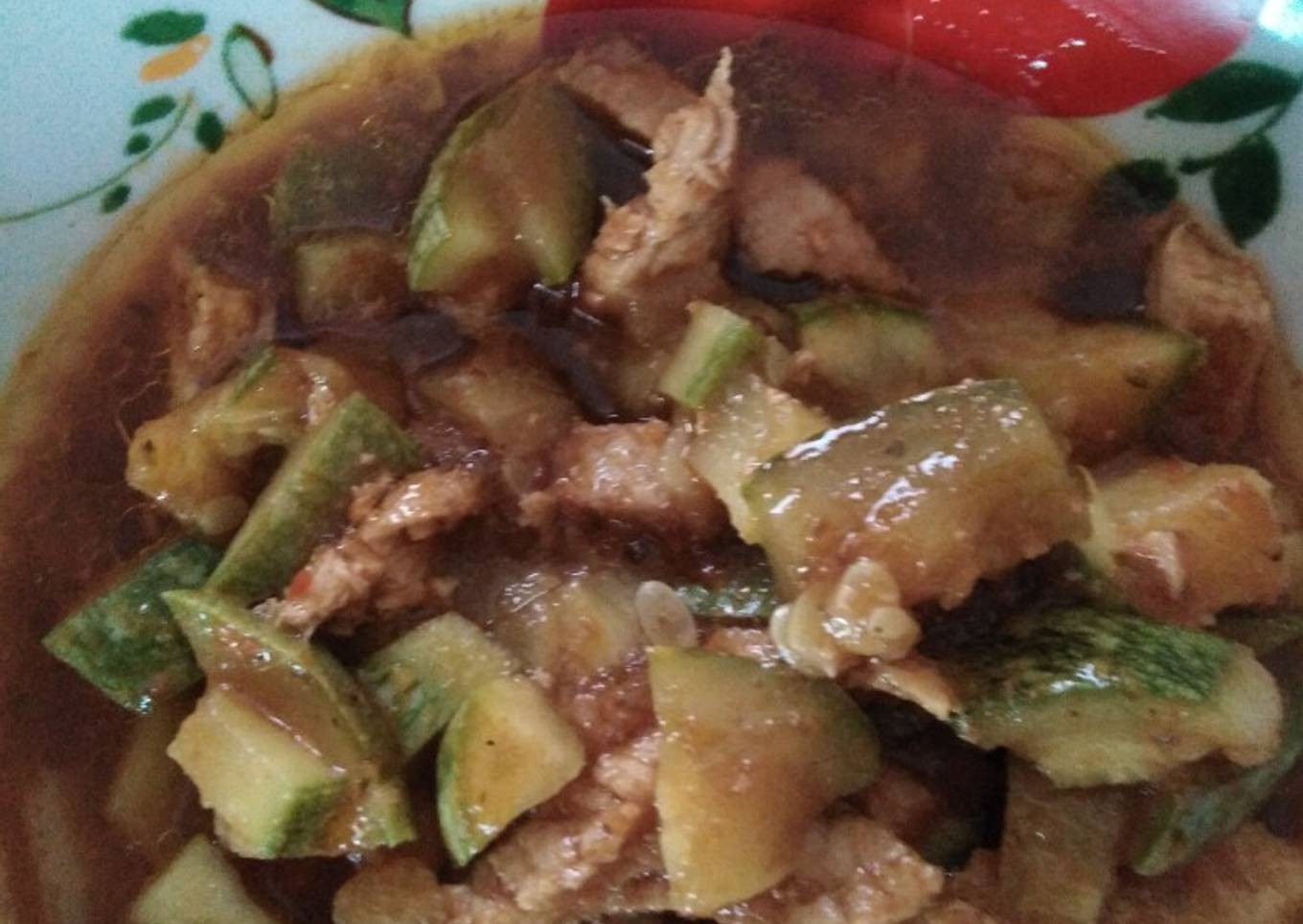 Bisteck con calabacitas en pasilla.
