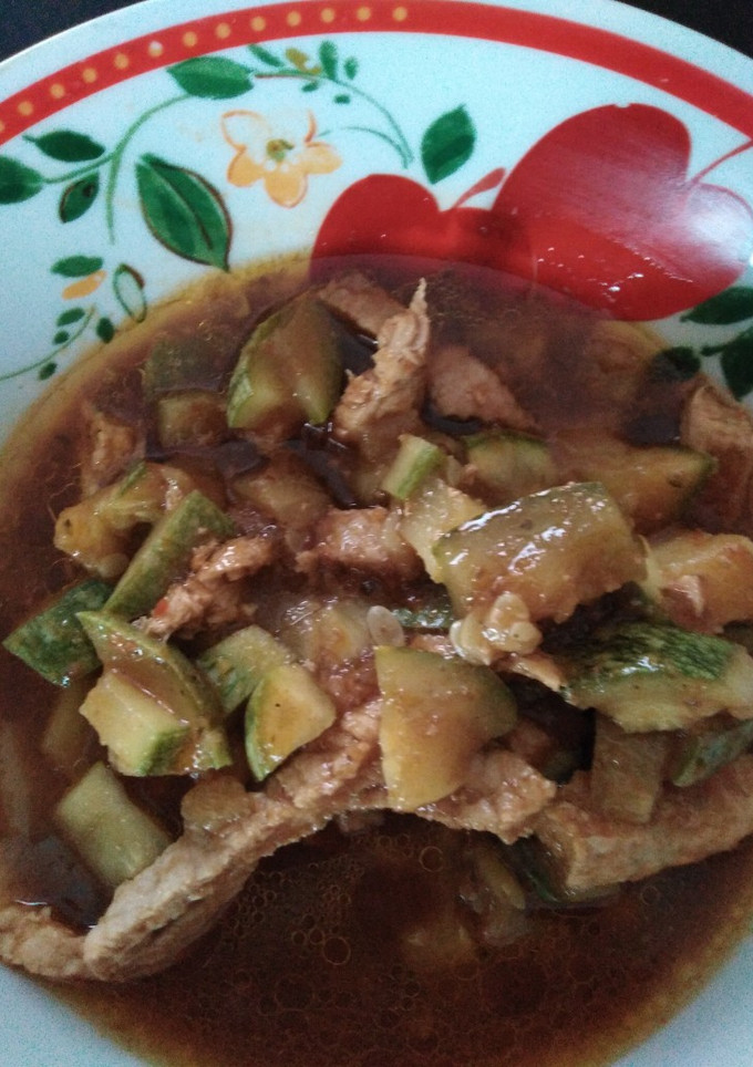 Una foto de Bisteck con calabacitas en pasilla.