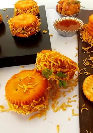 સ્ટફડ મોનેકો બિસ્કીટ સેવપુરી (Stuffed Monaco biscuit sevpuri recipe in Gujarati) રેસીપી મુખ્ય ફોટો