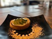Una foto de salsa ajo tostado
