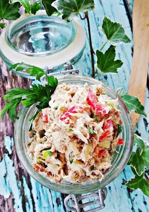 Zdjęcie przepisu Pasta z makreli z kaparami, papryką i cebulą.