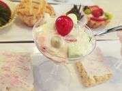 Una foto de postre de manzanas con crema