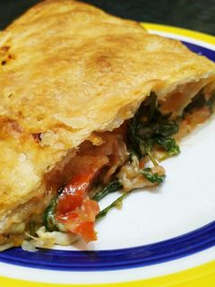 Una foto de Empanada de queso de cabra y rúcula