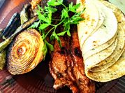 Una foto de marinar carne en salsa barbacoa