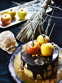Una foto de Tarta de chocolate, manzana y caramelo salado