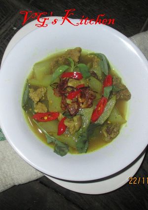 A picture of Balinese Young Papaya Soup.