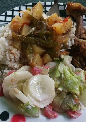 Una foto de Pollo al horno con papas, arroz y ensalada