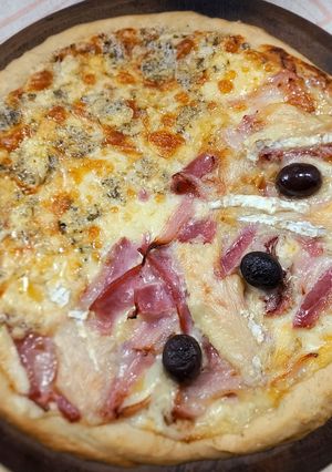 Una foto de 🍕Pizza Miti Miti: Panceta, Brie y Olivas Negras / Roquefort🍕