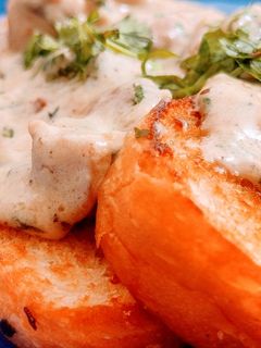 चीज़ मशरूम सॉस गार्लिक ब्रेड (cheese mushroom sauce garlic bread recipe in Hindi) रेसिपी मुख्य फोटो