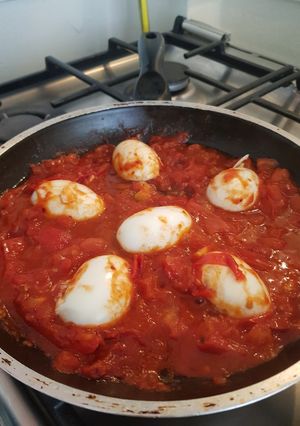 صورة لوصفة بيض مسلوق مع الطماطمه المقلية🥚🍅🍅