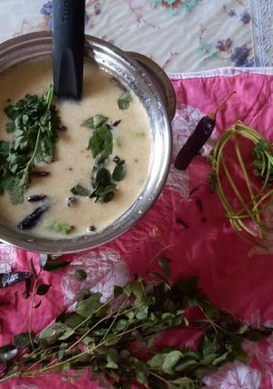 ગુજરાતી કઢી (Gujarati Kadhi Recipe In Gujarati) રેસીપી મુખ્ય ફોટો