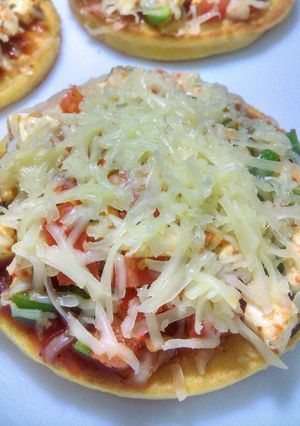 A picture of Veg Cheese Pizzette with assorted dal crust.
