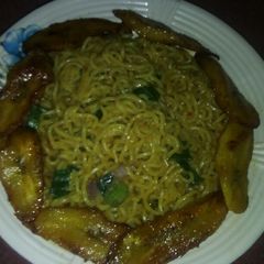 A picture of Indomie with fried plantain.