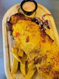 Oldalas cheddar-bacon-pfefferonival sütve