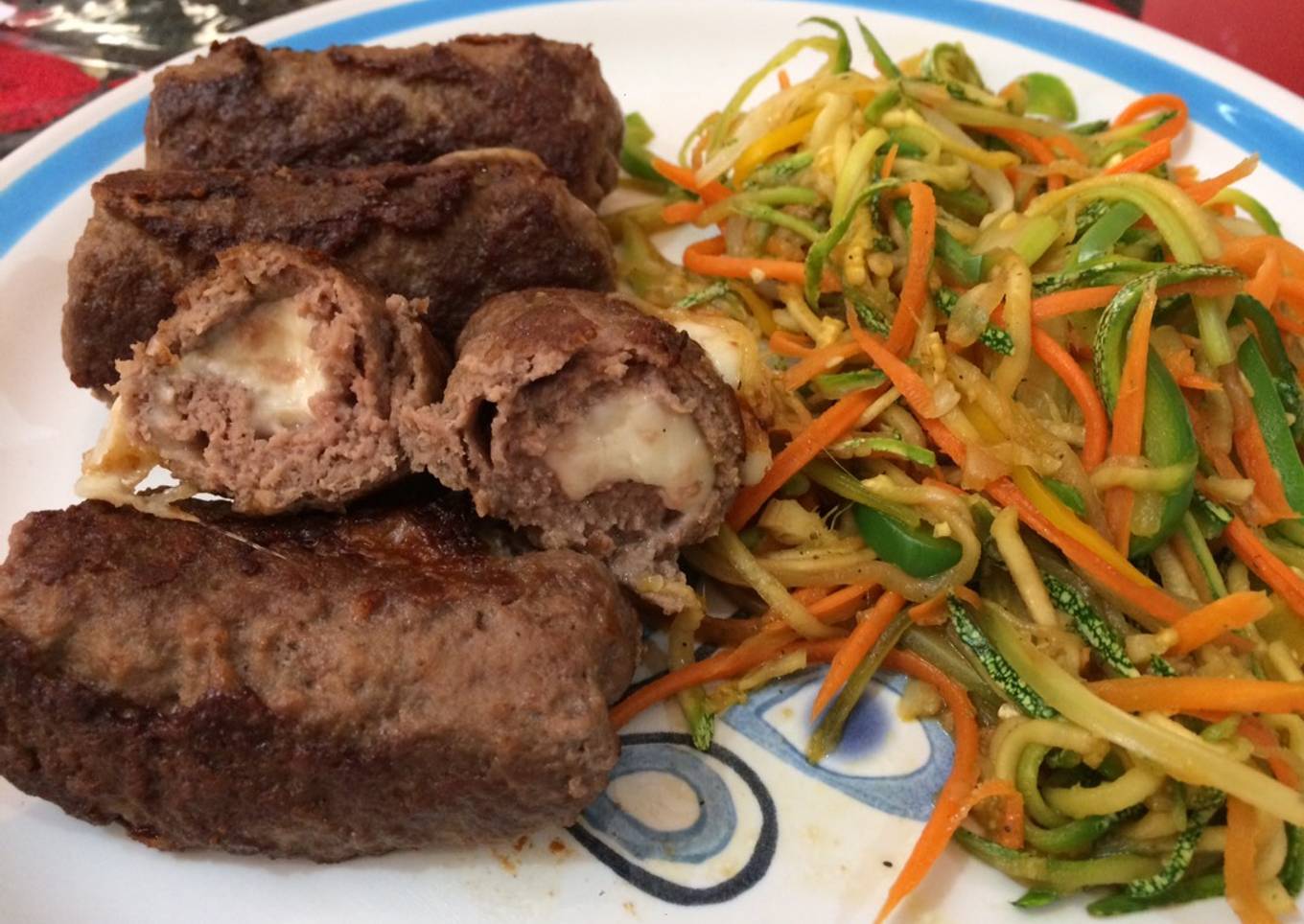 Rollitos de carne molida rellenos de queso