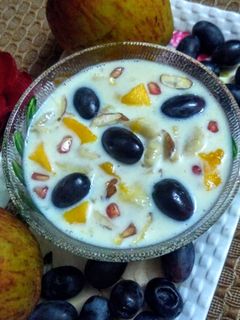 A picture of Mixed fruit kheer.