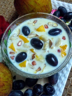 A picture of Mixed fruit kheer.