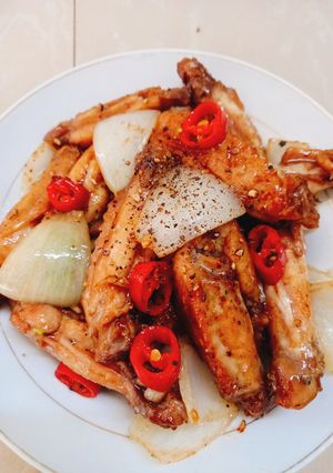 Hình của món Cánh gà giữa xào mặn.