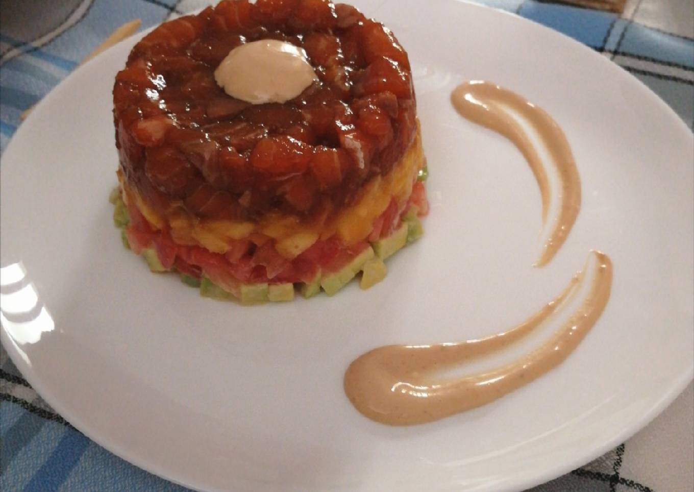 Tartar de salmón, mango, tomate y aguacate