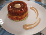 Tartar de salmón, mango, tomate y aguacate