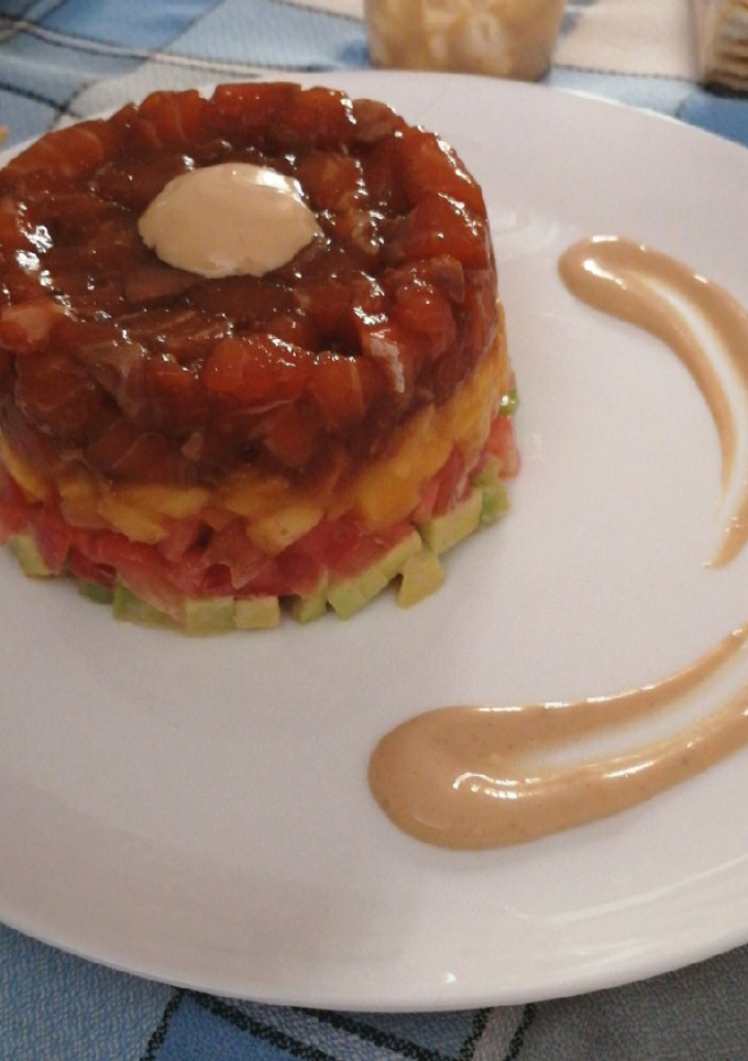 Una foto de Tartar de salmón, mango, tomate y aguacate